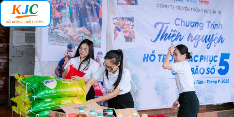 Giá trị nhân văn của hoạt động cứu trợ đồng bào sau bão số 5