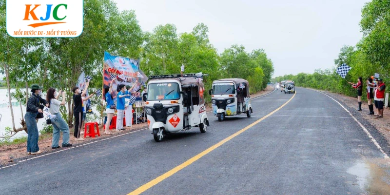 Không khí sôi động tại đường đua Tuktuk